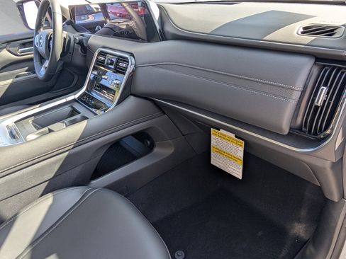 New 2025 Nissan Armada SV image 9