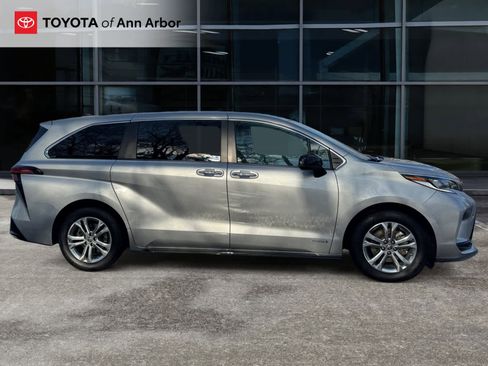 Certified 2021 Toyota Sienna XSE image 13