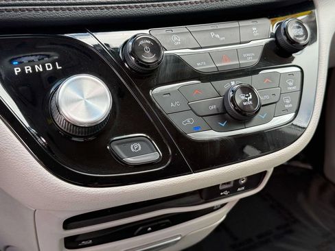 Used 2019 Chrysler Pacifica Limited FWD image 28