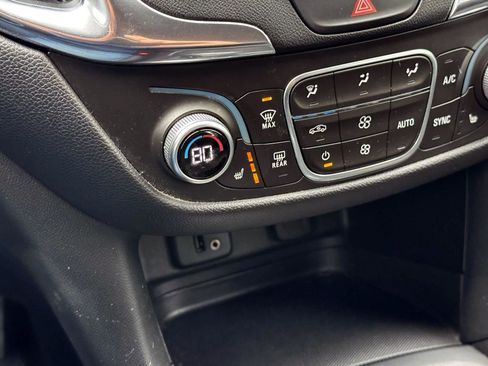 Used 2018 Chevrolet Equinox LT image 24