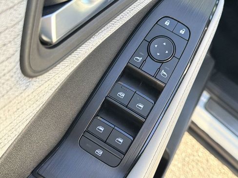 Used 2023 Nissan Rogue SV image 24