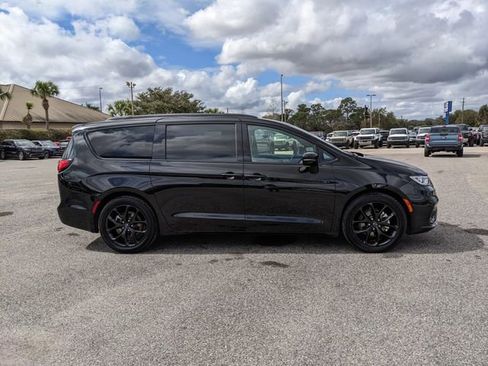 Used 2025 Chrysler Pacifica Limited image 3