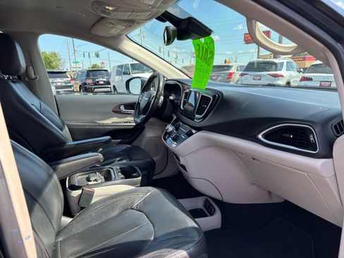 Used 2019 Chrysler Pacifica Touring-L w/ Advanced Safetytec Group FWD image 8