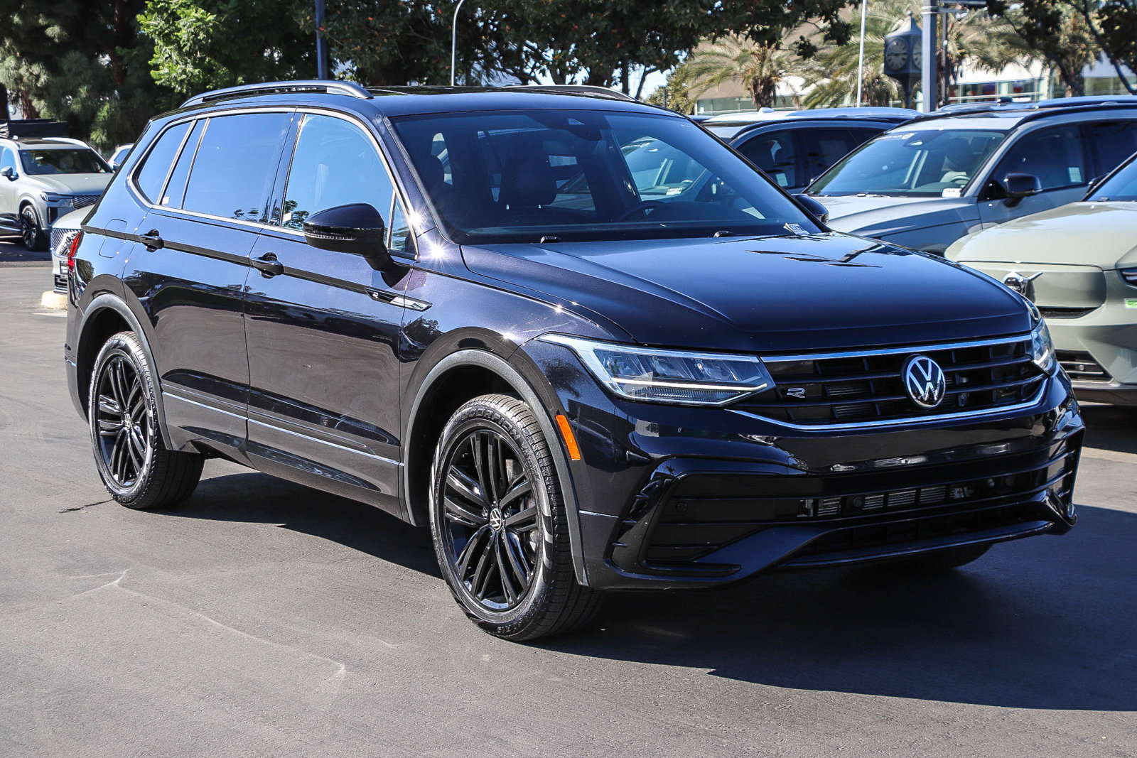 Used 2022 Volkswagen Tiguan SE R-Line FWD image 3