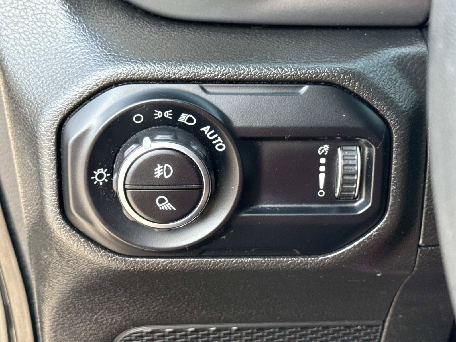 Certified 2023 Jeep Gladiator Sport AWD/4WD image 19