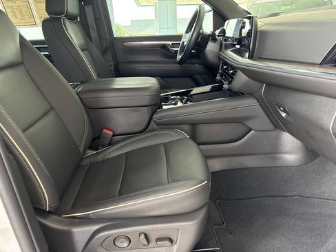 Used 2025 Chevrolet Tahoe Premier AWD/4WD image 23
