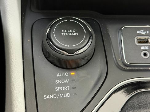 Used 2022 Jeep Cherokee Limited image 29