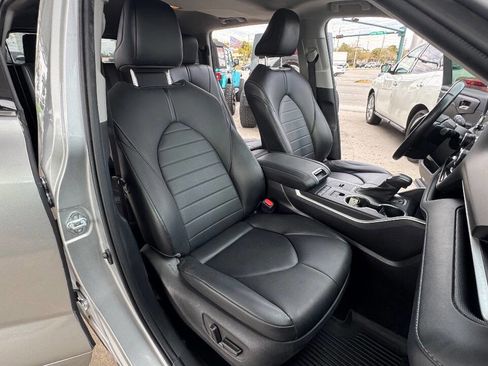 Used 2021 Toyota Highlander XLE FWD image 11