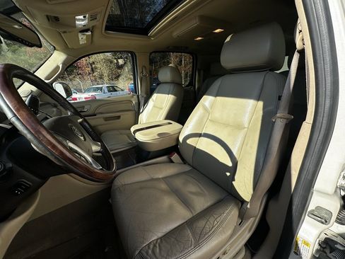 Used 2011 Cadillac Escalade ESV Premium image 10