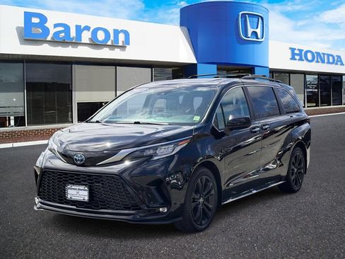 Used 2023 Toyota Sienna XSE w/ XSE Plus Package FWD image 2