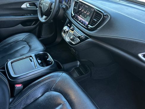Used 2022 Chrysler Pacifica Touring-L w/ S Appearance Package image 16