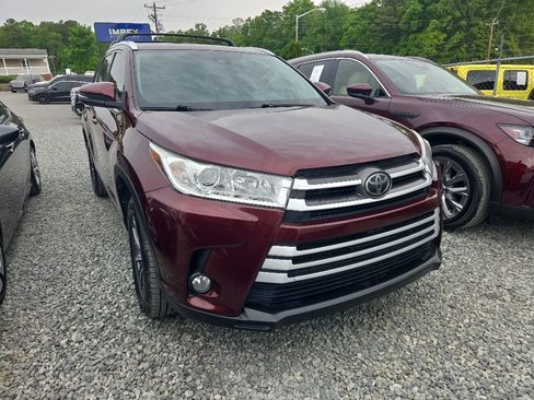 Used 2019 Toyota Highlander XLE FWD image 2