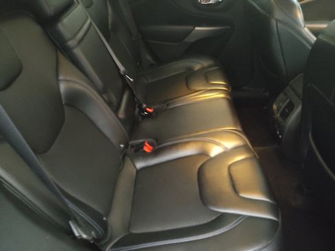 Used 2019 Jeep Cherokee Latitude Plus AWD/4WD image 19