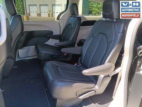 Used 2024 Chrysler Pacifica Touring-L FWD image 18