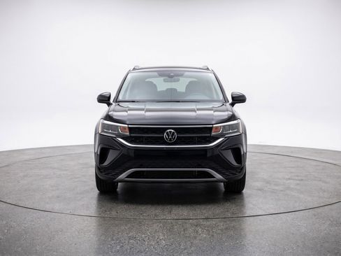 Used 2025 Volkswagen Taos SE AWD/4WD image 2