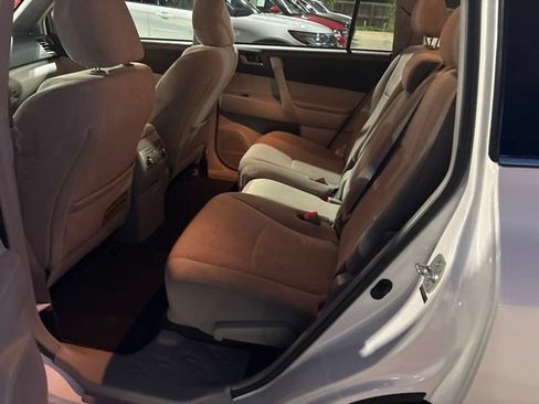 Used 2013 Toyota Highlander Plus AWD/4WD image 9