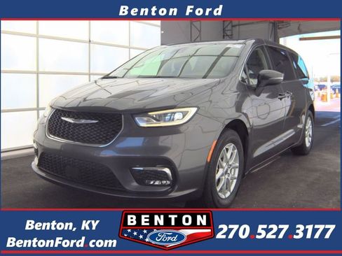 Used 2023 Chrysler Pacifica Touring-L image 1