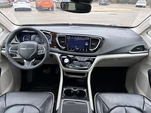 Used 2023 Chrysler Pacifica Limited image 16