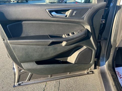 Used 2022 Ford Edge SE w/ Black Appearance Package image 12