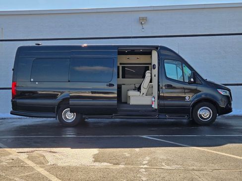 Used 2024 Mercedes-Benz Sprinter 3500 image 19