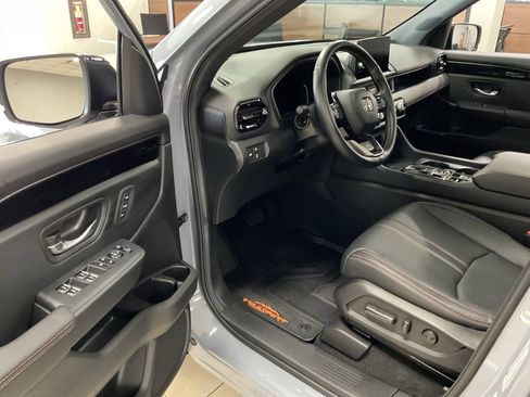 Used 2025 Honda Pilot TrailSport image 9