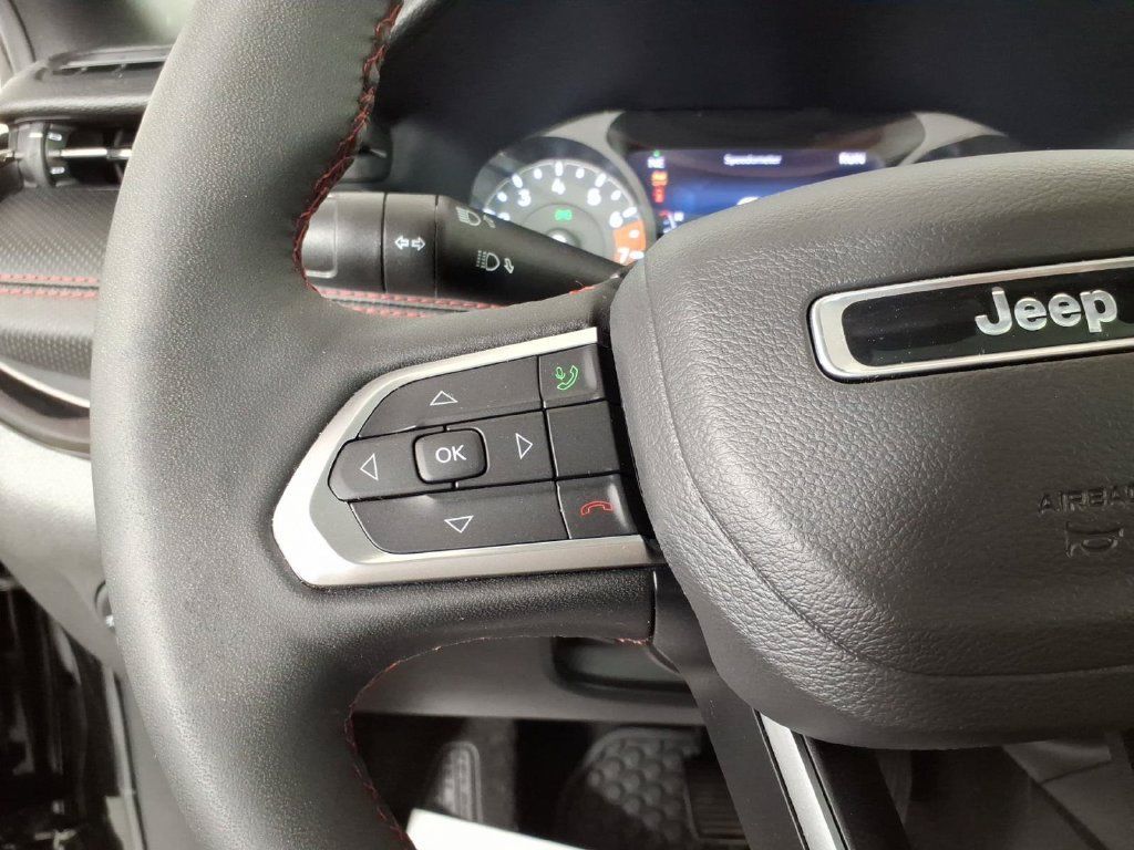 Used 2025 Jeep Compass Trailhawk w/ Sun & Sound Group AWD/4WD image 18