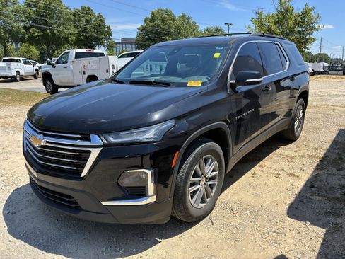 Used 2023 Chevrolet Traverse LT FWD image 3