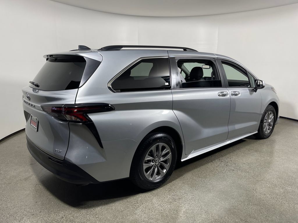 Certified 2025 Toyota Sienna XLE FWD image 3