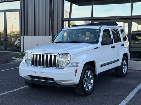 Used 2011 Jeep Liberty Limited w/ Tire & Wheel Group RWD image 2