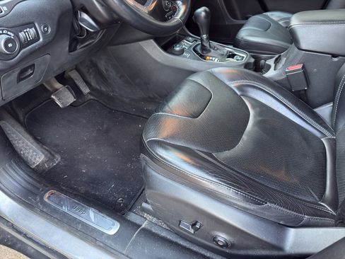 Used 2019 Jeep Cherokee Limited image 10