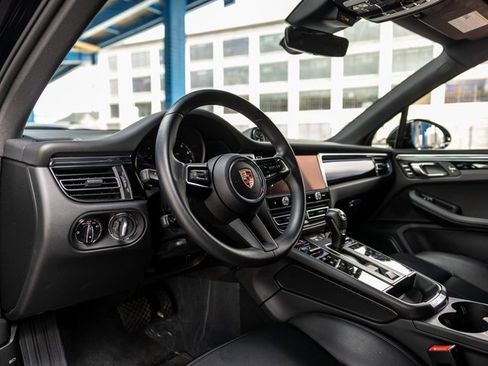 Certified 2025 Porsche Macan image 4