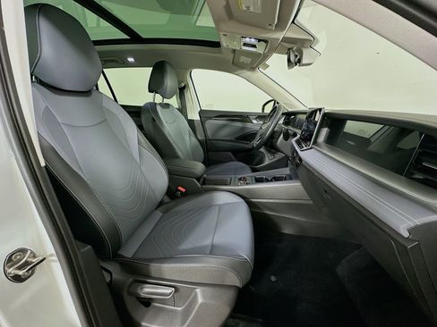Used 2025 Volkswagen Tiguan SE AWD/4WD image 44