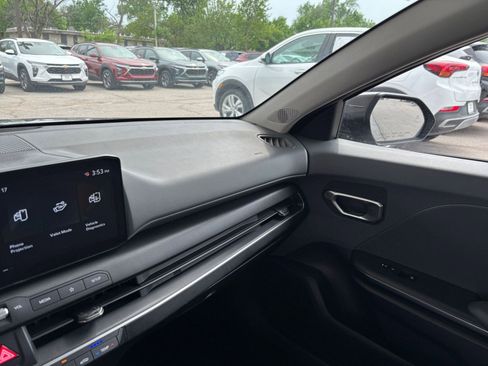 Used 2025 Kia K4 LXS image 34