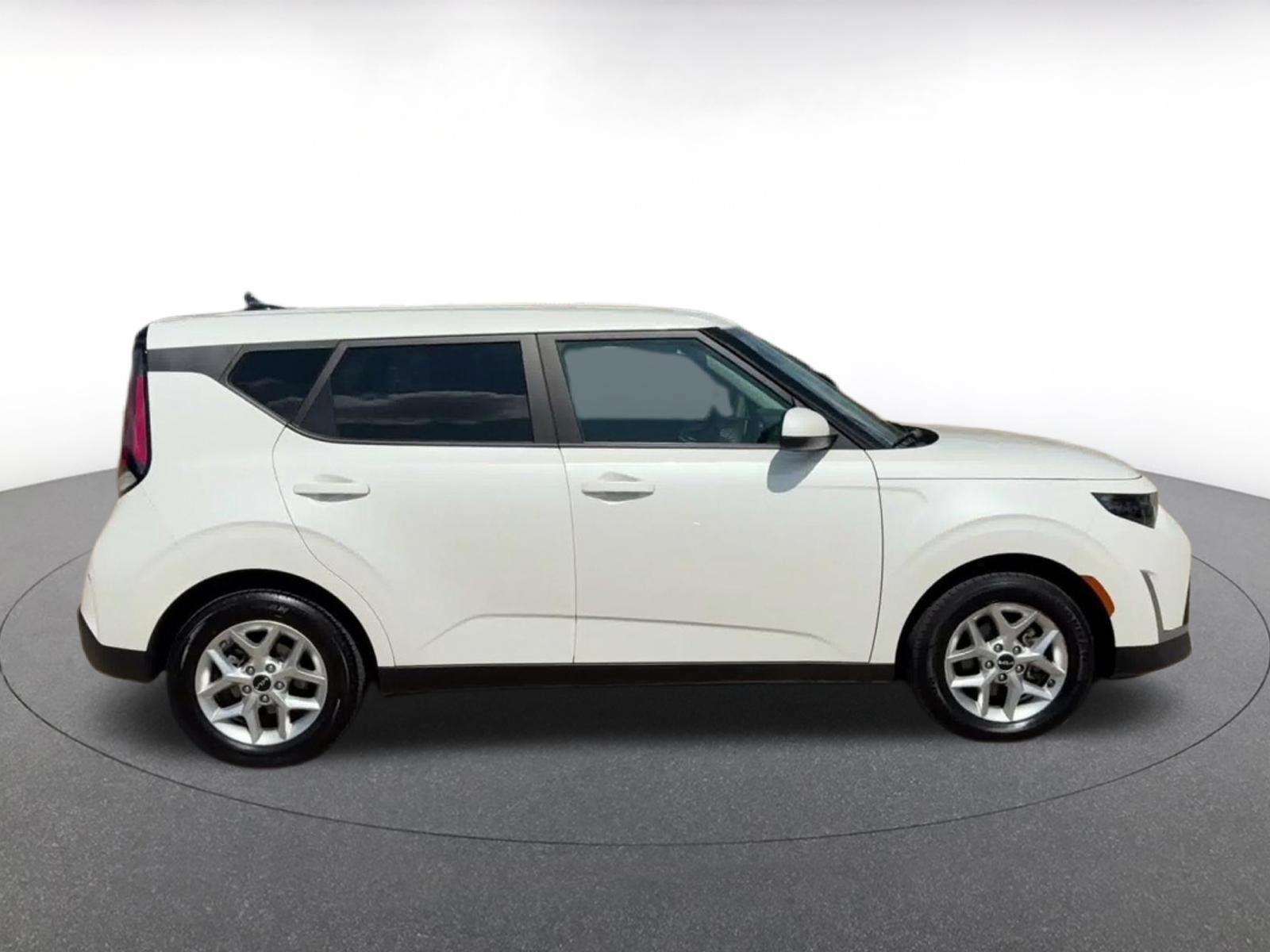 Used 2025 Kia Soul LX w/ LX Technology Package FWD image 15