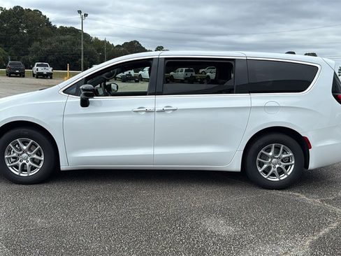 New 2026 Chrysler Voyager LX image 5