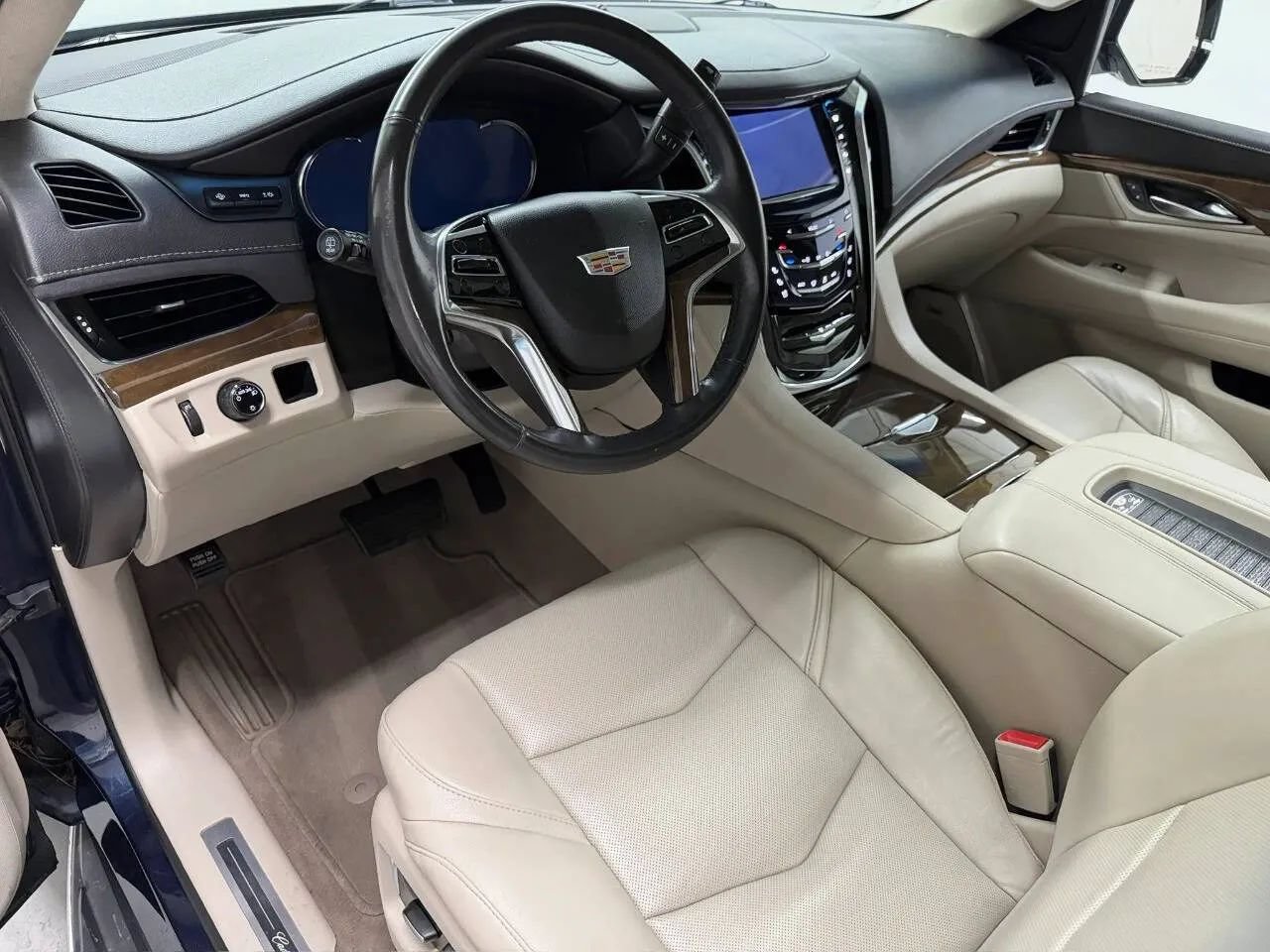 Used 2019 Cadillac Escalade Luxury RWD image 9