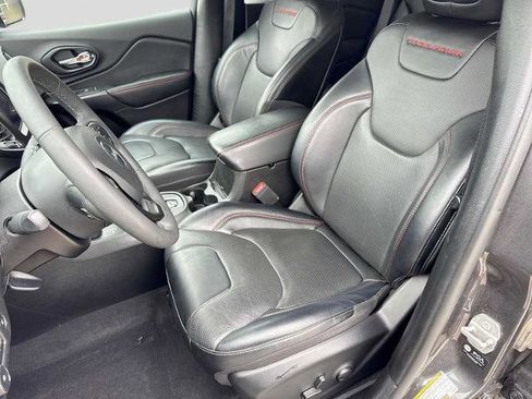 Used 2022 Jeep Cherokee Trailhawk w/ Trailhawk Elite Value Package AWD/4WD image 14