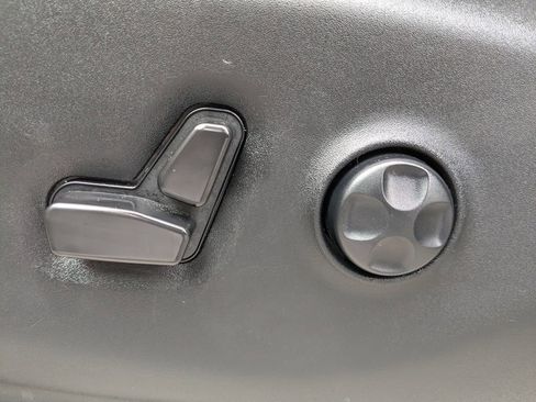 Used 2024 Chrysler Pacifica Touring-L image 23