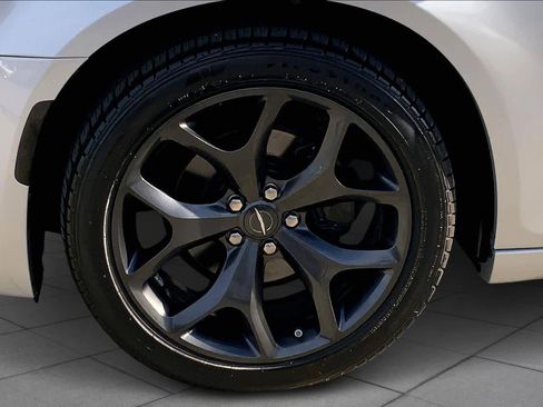 Used 2023 Chrysler 300 Touring w/ Sport Appearance Package image 11