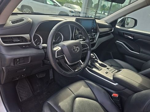 Used 2022 Toyota Highlander XLE image 3