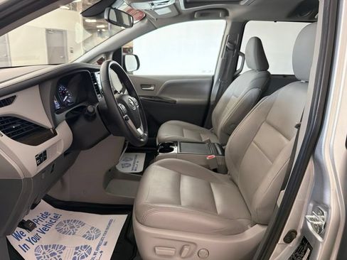 Used 2020 Toyota Sienna XLE w/ XLE Navigation Package FWD image 18