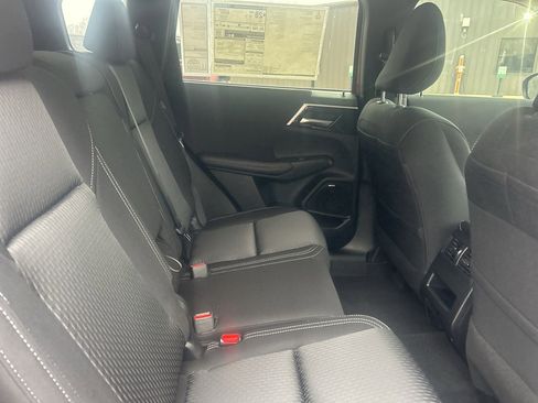 New 2026 Mitsubishi Outlander ES image 8