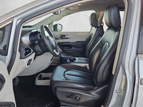 Used 2023 Chrysler Pacifica Touring-L FWD image 28