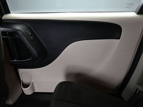 Used 2016 Dodge Grand Caravan SE image 29