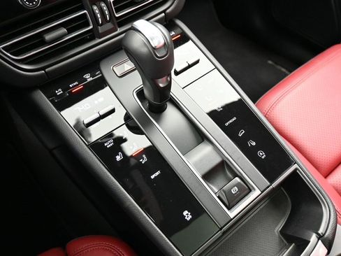 Certified 2025 Porsche Macan image 22