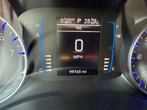Used 2017 Chrysler Pacifica Touring-L FWD image 4