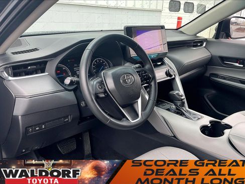 Used 2023 Toyota Venza LE image 18