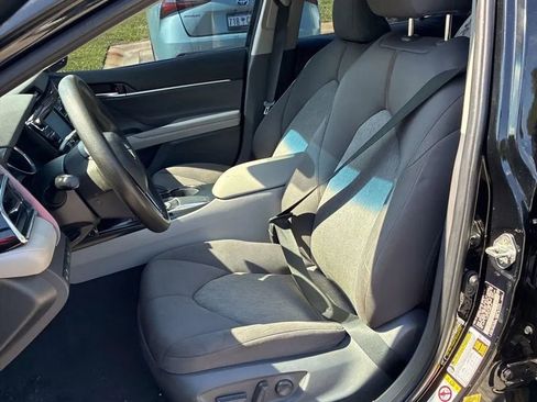 Used 2018 Toyota Camry LE FWD image 12
