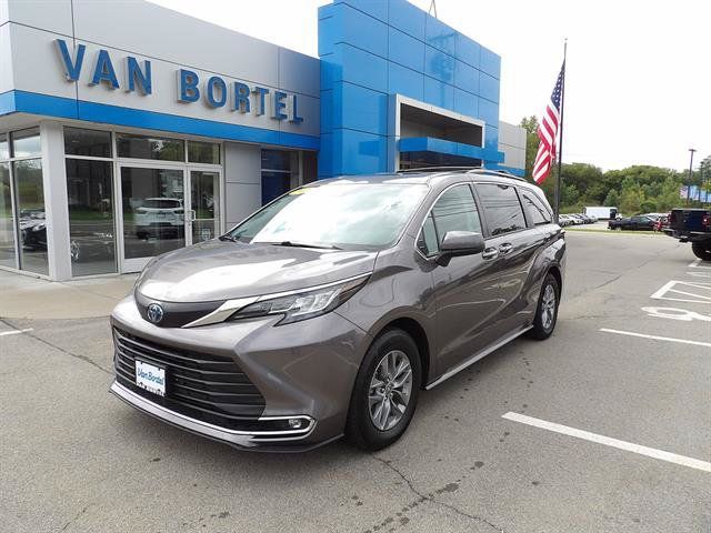Used 2022 Toyota Sienna XLE FWD image 1