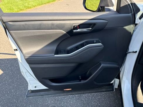 Used 2023 Toyota Highlander XLE image 25